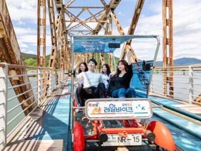 Đạp xe trên đường ray xe lửa ngắm sông Nakdong