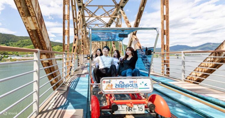 Đạp xe trên đường ray xe lửa ngắm sông Nakdong