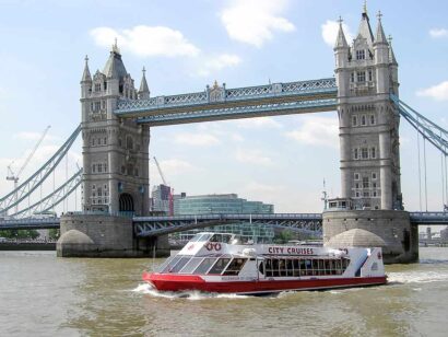 Dạo thuyền trên sông Thames