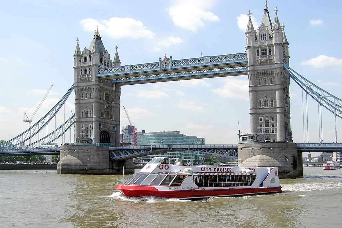 Dạo thuyền trên sông Thames